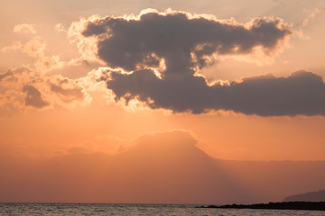 Obraz premium sunset behind clouds