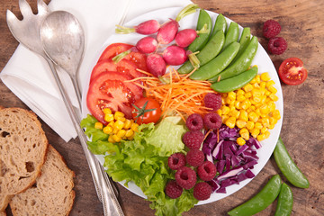 Fototapeta na wymiar colorful vegan salad