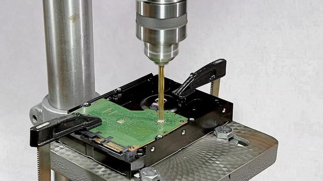 ハードディスクドライブの廃棄（プラッタが金属の場合に効果的なドリルでの穴開け作業）