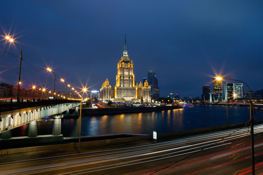 Москва. Высотное здание на берегу Москва-реки вечером.