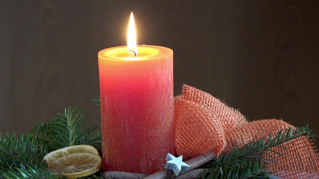 Kerze auf Adventsgesteck