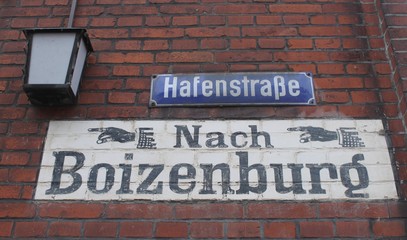 Obraz premium Relikt der Verkehrsgeschichte: historischer Wegweiser der einstigen Reichsstraße 5 im Lauenburger Hafengebiet