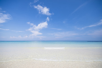 Fototapeta na wymiar tropical beach with blue sky and calm blue sea surf