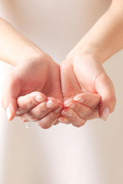 水を掬う女性の手 Stock 写真 Adobe Stock