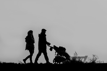 Obraz premium Familie mit Kinderwagen im Gegenlicht