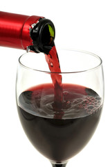 Verser un verre de vin rouge