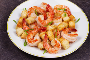 Shrimp with crispy croutons and scallions.