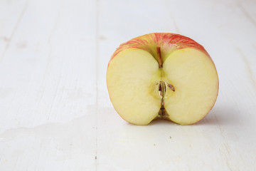 apple slices on white wooden background