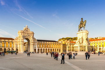 Fototapeta na wymiar Place du commerce et l'arc de triomphe à Lisbonne, Portugal