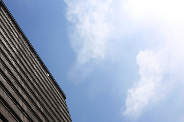 Fototapeta na wymiar Building with blue sky