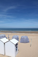 Cabines et parasols sur la plage de Cabourg.