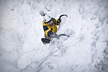 Escalade sur glace dans la cascade de glace 01