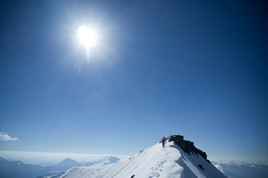 Bergsteiger am Gipfel des Fuscherkarkopf, Glocknergruppe, Österreich