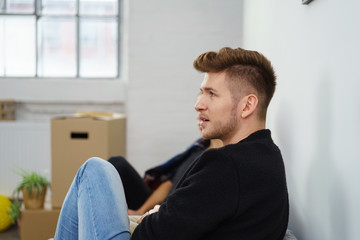 junges paar macht eine pause beim umzug