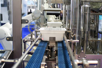 Sterile plant for the production of drugs with conveyor