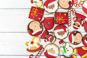 Obraz na płótnie Canvas Christmas red gingerbread cookies on wooden background