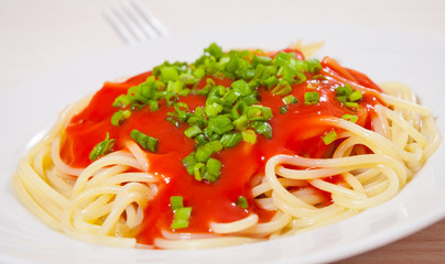  spaghetti with tomato sauce