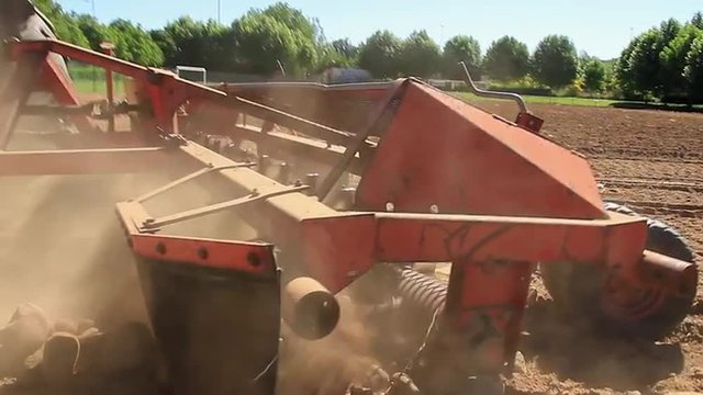 Rastrillo mecanico despedregador e hilerador para recoger piedras de la tierra
