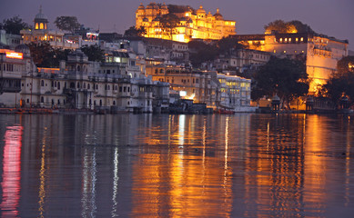 Fototapeta na wymiar Rajasthan, le lac et la citadelle à Udaipur, Inde du Nord