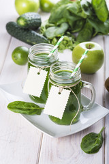 Bebida green smoothie o batido verde energético con frutas hojas de espinacas y verduras para una dieta sana en mason jar con pajita en espiral