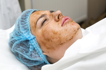 Obraz na płótnie Canvas woman passes treatment mask facial at the beauty salon