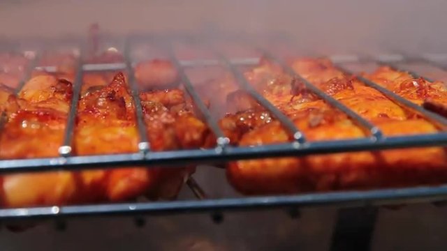 Carne de pollo  haciendose en la parrilla al aire libre 
