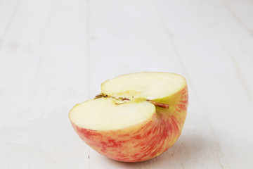 apple slices on white wooden background