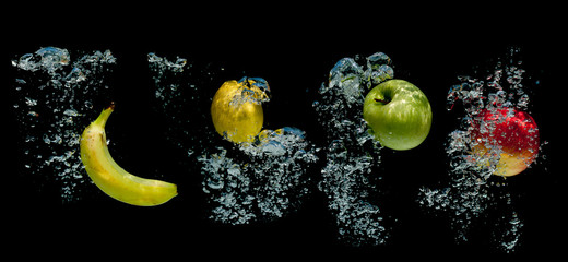 Owoce wpadające do wody © Fotorhemus