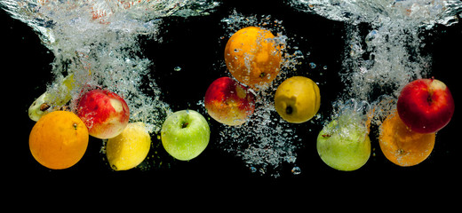 Fototapeta Owoce wpadające do wody obraz