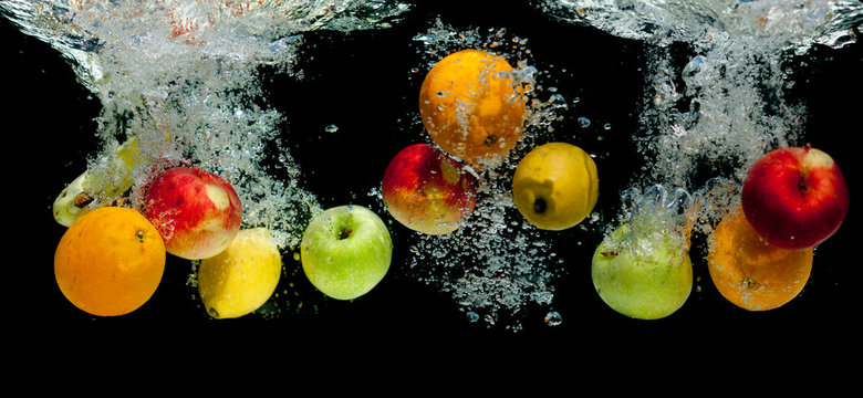 Fototapeta Owoce wpadające do wody
