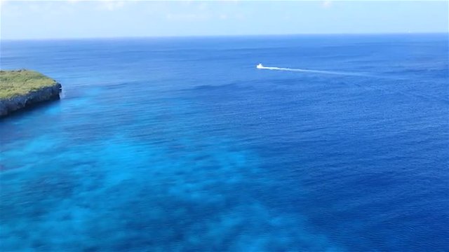 Strand-Luftaufnahme-Karibik-Curacao -Tauchboot