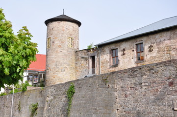 Fototapeta na wymiar Stadtmauer mit Turm in Hildburghausen