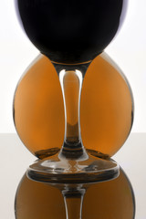 бокал  с вином напротив круглой бут