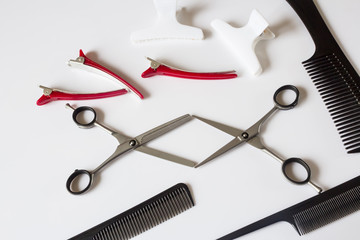 парикмахерские инструменты ножницы расчески зажимы
