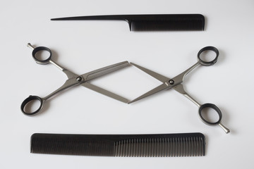 парикмахерские инструменты ножницы расчески зажимы
