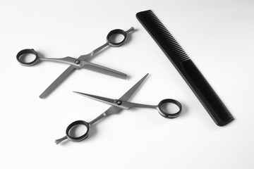 парикмахерские инструменты ножницы расчески зажимы
