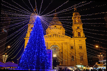 Christmas market in front of St. Steven Cathedral, Budapest, Hun