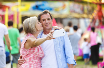 Naklejka premium Senior couple at the fun fair