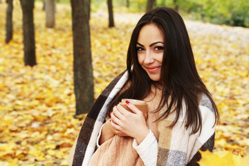 Fototapeta na wymiar Beautiful young girl in a park in autumn, outdoors