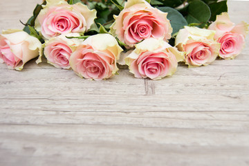 Fototapeta premium Roses on a wooden background