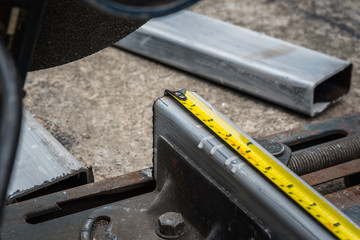 measuring a metal that already cut with measuring tape