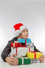 Junge stapelt seine Weihnachtsgeschenke