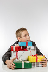 Junge verteidigt seineGeschenke vor den Geschwistern