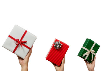 Verschiedene H&auml;nde halten bunte Geschenke