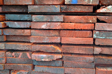 Gestapelte rote Bretter