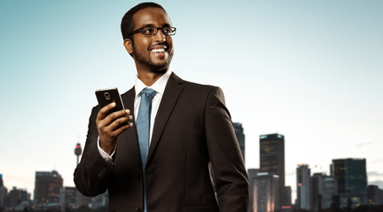 Junger afrikanischer Geschäftsmann vor moderner skyline