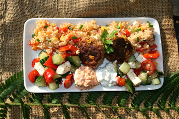lifestyle organic couscous quinoa salat bratlinge frikadellen gurken dips gericht