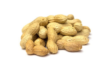 Erdnüsse isoliert auf weißem Hintergrund