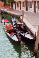 Fototapeta na wymiar Gondoliere che riposa nella sua gondola a Venezia in un rio tranquillo