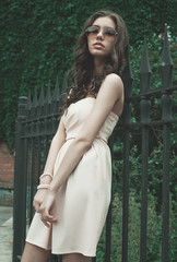 Obraz premium young woman walking on the street